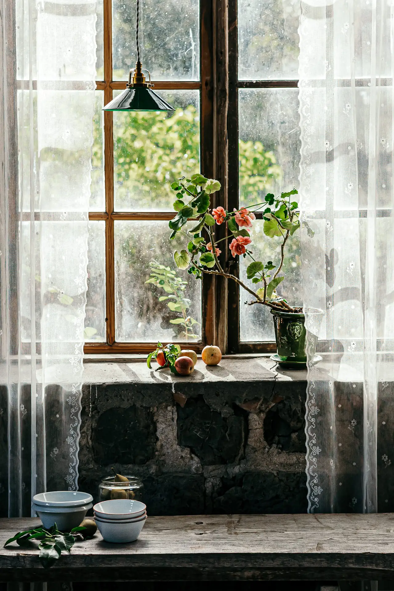 Spetsgardin Gysingeblomster i fönster i Slaggstenshuset, Gysinge