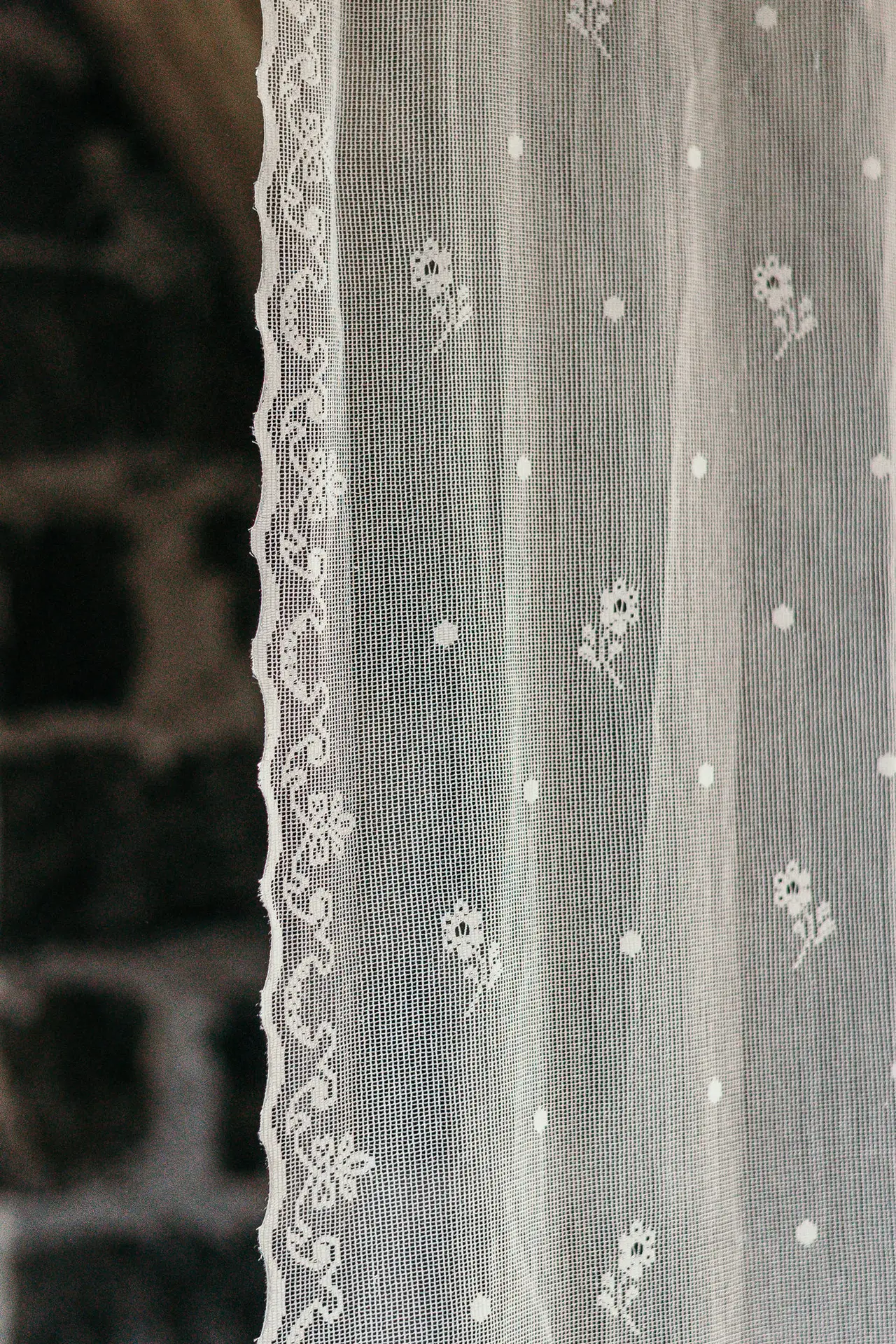 Närbild av Spetsgardin Gysingeblomster, Gysinge