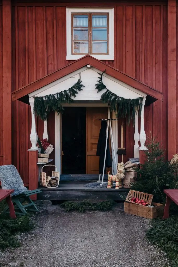 Dekorerad entré i juletid i Nästgårds, Gysinge