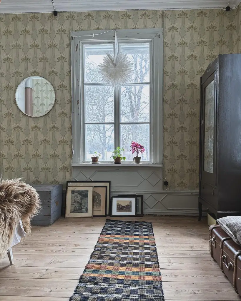 Tapeter i klassiskt stil vid fönster-Gysinge