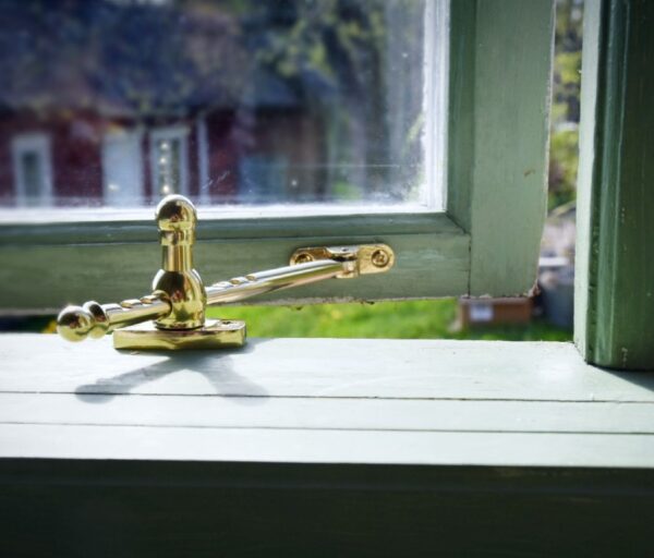 Outward-opening brass turnbuckle - Image 3