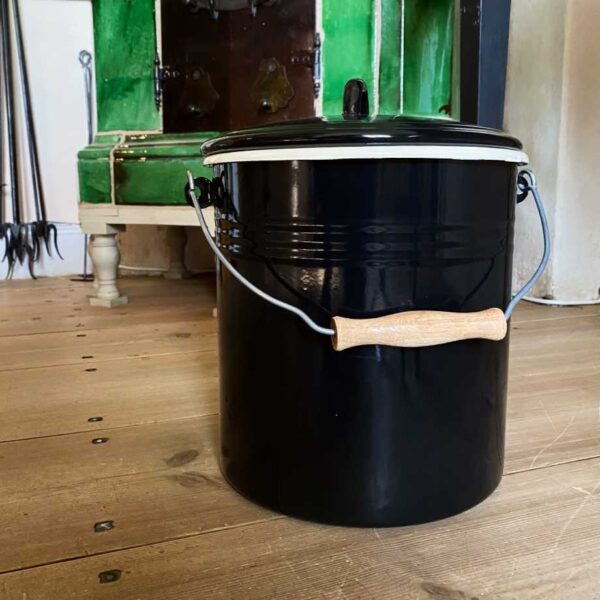 Enamel bucket with lid